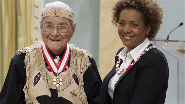 William Commanda avait reçu l'Ordre du gouverneur général des mains de Michaëlle Jean. William Commanda avait reçu l'Ordre du gouverneur général des mains de Michaëlle Jean.