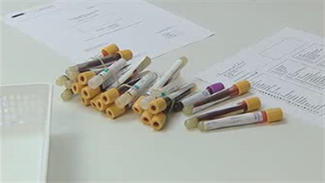 Des éprouvettes contentant du sang. Des éprouvettes contentant du sang.