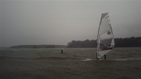 Le Lac Saint-Louis est agité au passage d'Irene Le Lac Saint-Louis est agité au passage d'Irene