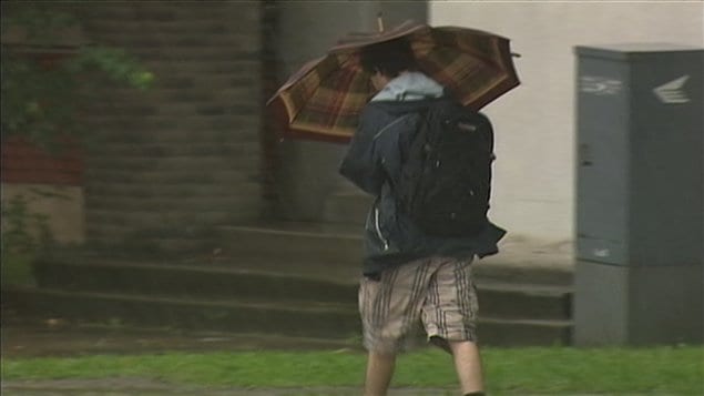 De fortes pluies tombent sur le Québec et l'est du pays. De fortes pluies tombent sur le Québec et l'est du pays.