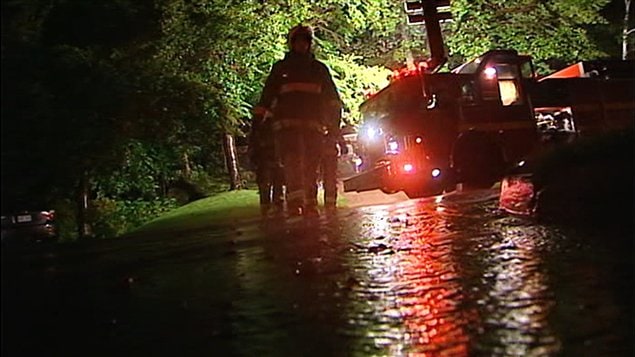 Des fils électriques tombés sur une maison ont causé un début d'incendie à Sainte-Foy, près de Québec. Des fils électriques tombés sur une maison ont causé un début d'incendie à Sainte-Foy, près de Québec.