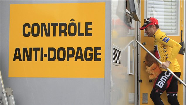 Le vainqueur du Tour de France, Cadel Evans, se rend à un contrôle anti-dopage. Le vainqueur du Tour de France, Cadel Evans, se rend à un contrôle anti-dopage.
