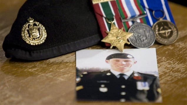 Le caporal Stuart Langridge s'est suicidé le 15 mars 2008. Sa mère tente désespérément d'obtenir des réponses depuis Le caporal Stuart Langridge s'est suicidé le 15 mars 2008. Sa mère tente désespérément d'obtenir des réponses depuis