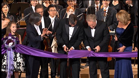 Le premier ministre Jean Charest et Lucien Bouchard coupent le ruban lors de l'inauguration de la nouvelle salle de concert de l'OSM. Le premier ministre Jean Charest et Lucien Bouchard coupent le ruban lors de l'inauguration de la nouvelle salle de concert de l'OSM.