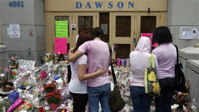 Des élèves se recueillant après la tragédie de Dawson en 2009. Des élèves se recueillant après la tragédie de Dawson en 2009.