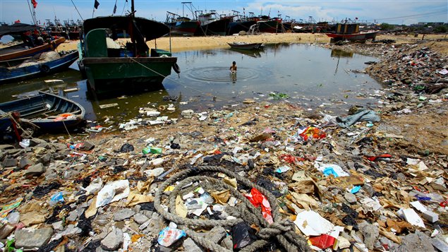 Un enfant se baigne dans u ne zone polluée dans la province d'Hainan Un enfant se baigne dans u ne zone polluée dans la province d'Hainan