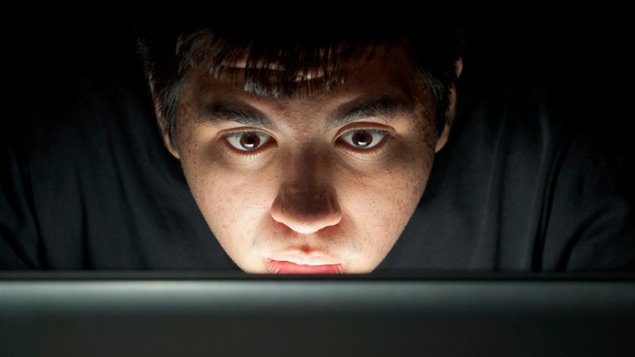 Un homme devant un écran d'ordinateur Un homme devant un écran d'ordinateur