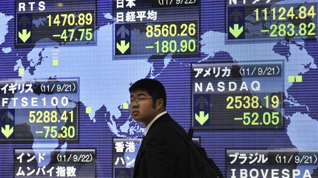 Un Japonais devant un tableau illustrant la chute des places boursières. Un Japonais devant un tableau illustrant la chute des places boursières.