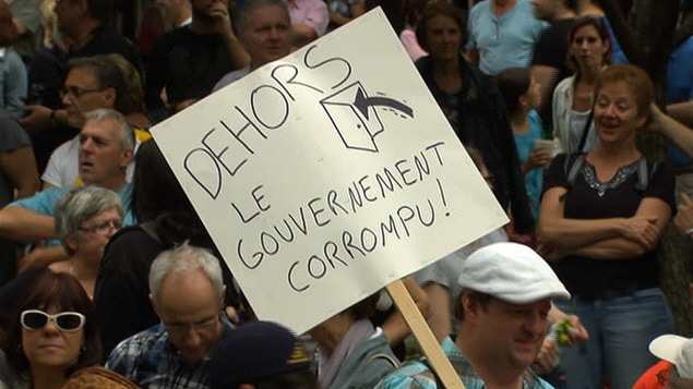 Manifestants réclamant une enquête publique sur l'industrie de la construction, à Montréal