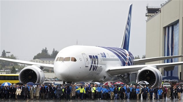 Des employés de Boeing devant le premier avion 787 Dreamliner, à Everett dans l'État de Washington. Des employés de Boeing devant le premier avion 787 Dreamliner, à Everett dans l'État de Washington.