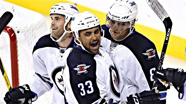 Andrew Ladd, Dustin Byfuglien et Nik Antropov Andrew Ladd, Dustin Byfuglien et Nik Antropov
