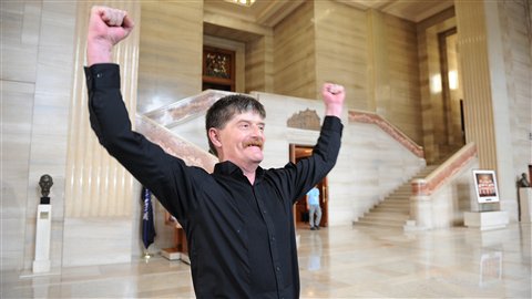 Dean Wilson, un ancien usager d'Insite, se réjouit du jugement de la Cour suprême. Dean Wilson, un ancien usager d'Insite, se réjouit du jugement de la Cour suprême.