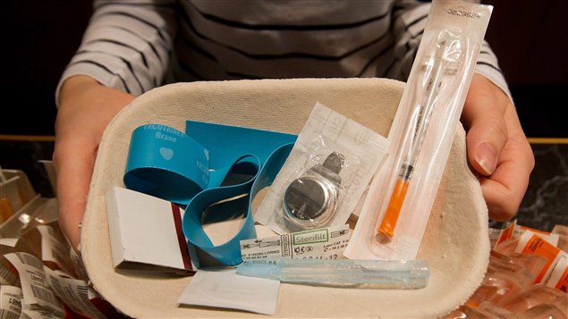 Une infirmière présente un plateau d'instruments stérilisés d'injection qu'Insite offre aux toxicomanes. Une infirmière présente un plateau d'instruments stérilisés d'injection qu'Insite offre aux toxicomanes.
