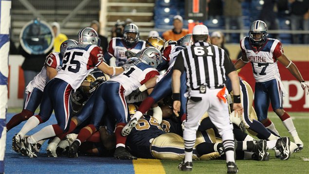Les Alouettes arrêtent les Blue Bombers à la ligne des buts. Les Alouettes arrêtent les Blue Bombers à la ligne des buts.