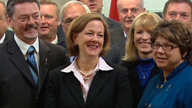 La première ministre désignée de l'Alberta, Alison Redford, est entourée des députés conservateurs lors de son premier caucus avec son gouvernement. La première ministre désignée de l'Alberta, Alison Redford, est entourée des députés conservateurs lors de son premier caucus avec son gouvernement.