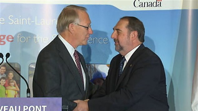 Le maire de Montréal, Gérald Tremblay, serre la main au ministre fédéral des Transports, Denis Lebel. Le maire de Montréal, Gérald Tremblay, serre la main au ministre fédéral des Transports, Denis Lebel.