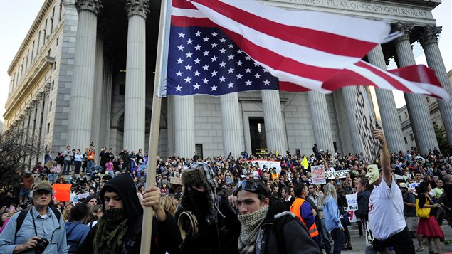 Des milliers de personnes manifestent près de Wall Street, le 5 octobre 2011. Des milliers de personnes manifestent près de Wall Street, le 5 octobre 2011.