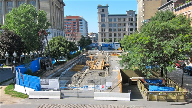 Les fouilles archéologiques sur le chantier de la place d’Youville Ouest tirent à leur fin. Les fouilles archéologiques sur le chantier de la place d’Youville Ouest tirent à leur fin.
