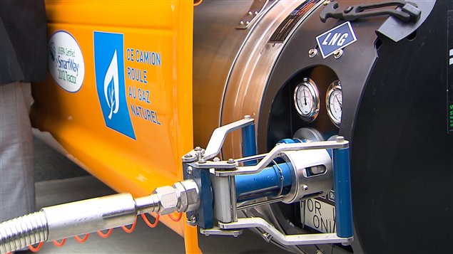 Ravitaillement d'un camion roulant au gaz naturel Ravitaillement d'un camion roulant au gaz naturel