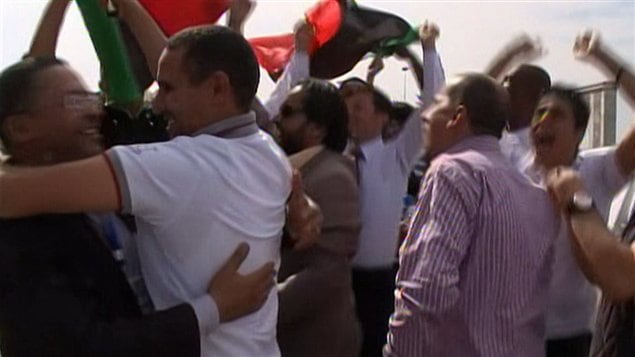 Des Libyens célèbrent dans la rue, le 20 octobre Des Libyens célèbrent dans la rue, le 20 octobre