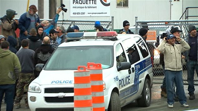 Travailleurs à la sortie d'un chantier à Montréal Travailleurs à la sortie d'un chantier à Montréal