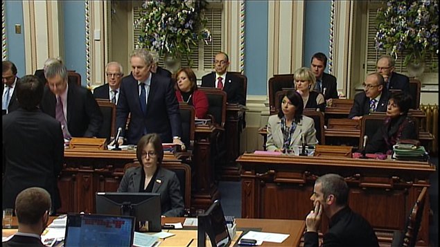 Les élus québécois ont voté à l'unanimité pour le transfert des données du registre des armes d'épaule qu'Ottawa est sur le point d'abolir. Les élus québécois ont voté à l'unanimité pour le transfert des données du registre des armes d'épaule qu'Ottawa est sur le point d'abolir.