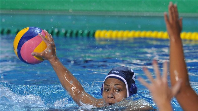 Krystina Alogbo de l'équipe canadienne de water-polo Krystina Alogbo de l'équipe canadienne de water-polo