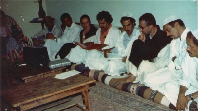 Photo datant des années 80 lors des rencontres de Ribat essalem au monastère de Tibhirine, où on voit le prieur Christian de Chergé (3e à partir de la droite) Photo datant des années 80 lors des rencontres de Ribat essalem au monastère de Tibhirine, où on voit le prieur Christian de Chergé (3e à partir de la droite)