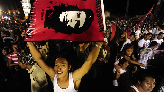 Des partisans de Daniel Ortega ont manifesté dans les rues de Managua dimanche soir. Des partisans de Daniel Ortega ont manifesté dans les rues de Managua dimanche soir.