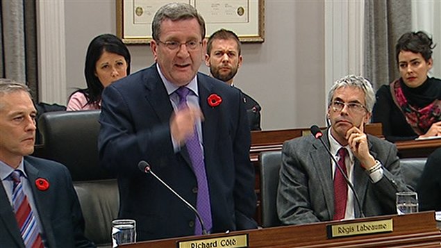 Régis Labeaume devant le conseil municipal à Québec, lundi soir. Régis Labeaume devant le conseil municipal à Québec, lundi soir.