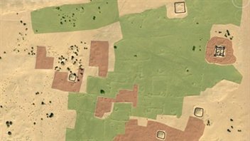Interprétation à partir d'une image satellite : les fortifications sont en noir, les zones d'habitations, en rouge, et les oasis, en vert. Interprétation à partir d'une image satellite : les fortifications sont en noir, les zones d'habitations, en rouge, et les oasis, en vert.