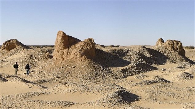 Des vestiges de ce qui aurait pu constituer les murs d'un fort, dans le désert Libyen Des vestiges de ce qui aurait pu constituer les murs d'un fort, dans le désert Libyen