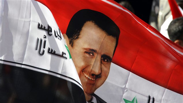 Drapeau à l'effigie du président syrien Bachar Al-Assad Drapeau à l'effigie du président syrien Bachar Al-Assad