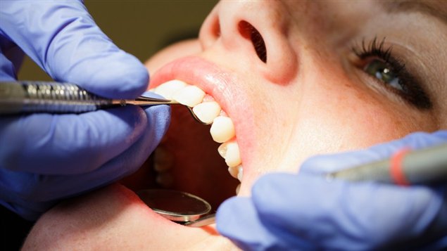 Un examen chez le dentiste Un examen chez le dentiste