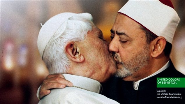 Benetton a retiré de sa campagne l’affiche montrant le pape Benoît XVI embrassant sur la bouche l'imam de la mosquée Al Azhar. Benetton a retiré de sa campagne l’affiche montrant le pape Benoît XVI embrassant sur la bouche l'imam de la mosquée Al Azhar.