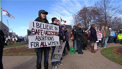 Des militants pro-vie et pro-choix manifestent à l'Île-du-Prince-Édouard. Des militants pro-vie et pro-choix manifestent à l'Île-du-Prince-Édouard.