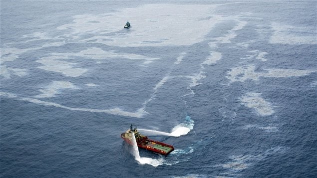 Opération visant à récupérer le pétrole qui s'est déversé au large du Brésil. Opération visant à récupérer le pétrole qui s'est déversé au large du Brésil.