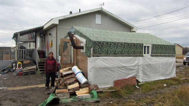 Des dizaines de personnes dorment dans des tentes et des cabanes en bois non isolées Des dizaines de personnes dorment dans des tentes et des cabanes en bois non isolées