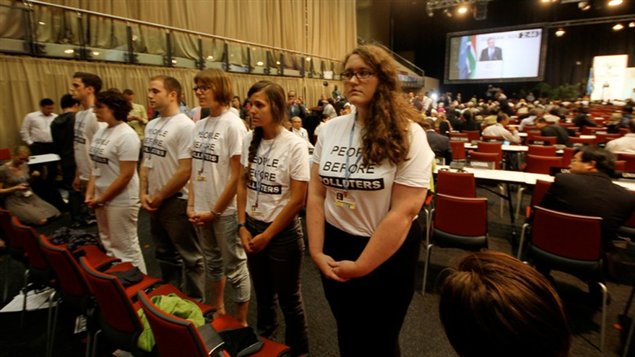Des membres de la Délégation de la jeunesse canadienne ont manifesté pendant le discours du ministre canadien de l'Environnement, Peter Kent, à Durban. Des membres de la Délégation de la jeunesse canadienne ont manifesté pendant le discours du ministre canadien de l'Environnement, Peter Kent, à Durban.