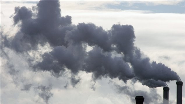 Cheminées recrachant des nuages de fumée. Cheminées recrachant des nuages de fumée.