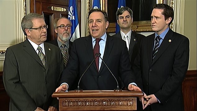 Le chef de la CAQ, François Legault, entouré des députés (de gauche à droite) Daniel Ratthé, Marc Picard, Éric Caire et Benoît Charette. Le chef de la CAQ, François Legault, entouré des députés (de gauche à droite) Daniel Ratthé, Marc Picard, Éric Caire et Benoît Charette.