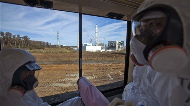 Un responsable de la Tokyo Electric Power Company effectue une visite sur le site de la centrale nucléaire de Fukushima, le 12 novembre. Un responsable de la Tokyo Electric Power Company effectue une visite sur le site de la centrale nucléaire de Fukushima, le 12 novembre.