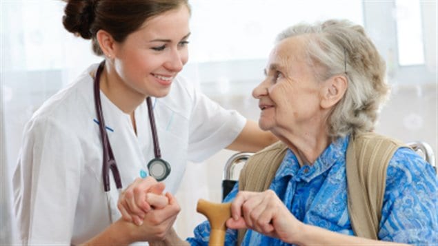 Une personne âgée accompagnée d'une infirmière Une personne âgée accompagnée d'une infirmière