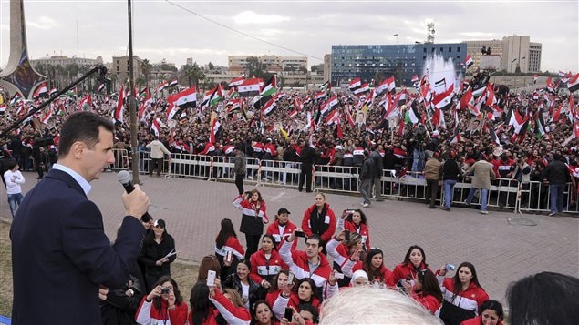Le président syrien Bachar Al-Assad a pris la parole lors d'un rassemblement public, mercredi, à Damas. « Nous allons triompher sans aucun doute du complot », a-t-il déclaré lors de cette très rare apparition publique. Le président syrien Bachar Al-Assad a pris la parole lors d'un rassemblement public, mercredi, à Damas. « Nous allons triompher sans aucun doute du complot », a-t-il déclaré lors de cette très rare apparition publique.