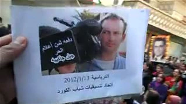 Image tirée d'une vidéo où est écrit en arabe « Gilles Jacquier, victime d'une presse libre » Image tirée d'une vidéo où est écrit en arabe « Gilles Jacquier, victime d'une presse libre »