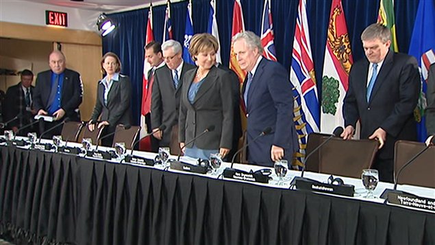 Les premiers ministres des provinces sont réunis à Victoria, en Colombie-Britannique, à l'occasion du Conseil de la fédération. Les premiers ministres des provinces sont réunis à Victoria, en Colombie-Britannique, à l'occasion du Conseil de la fédération.