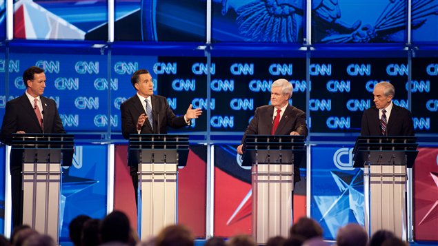 Rick Santorum, Mitt Romney, Newt Gingrich et Ron Paul au cours du débat tenu à Charleston. Rick Santorum, Mitt Romney, Newt Gingrich et Ron Paul au cours du débat tenu à Charleston.