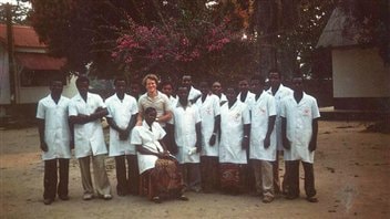 En 1986, le Dr Jacques Pépin accompagné des infirmières de l'hôpital de Nioki au Zaïre (actuelle République démocratique du Congo). En 1986, le Dr Jacques Pépin accompagné des infirmières de l'hôpital de Nioki au Zaïre (actuelle République démocratique du Congo).