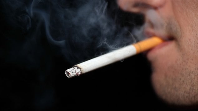 Un homme fume Un homme fume