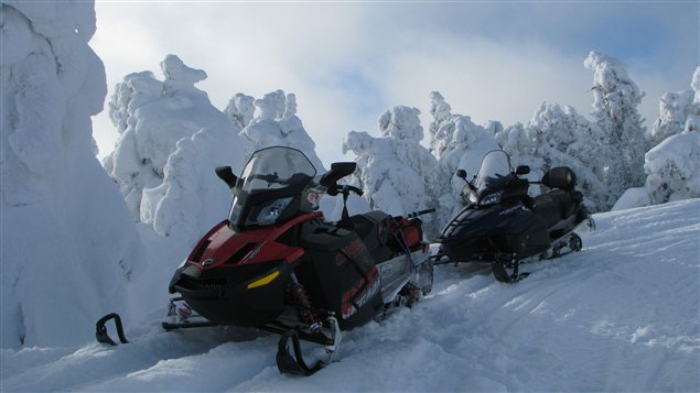 motoneige-hiver-neige motoneige-hiver-neige